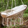 Hängender ebuy24 Hamtic Gartenstuhl mit Kissen, weiß, im Garten.