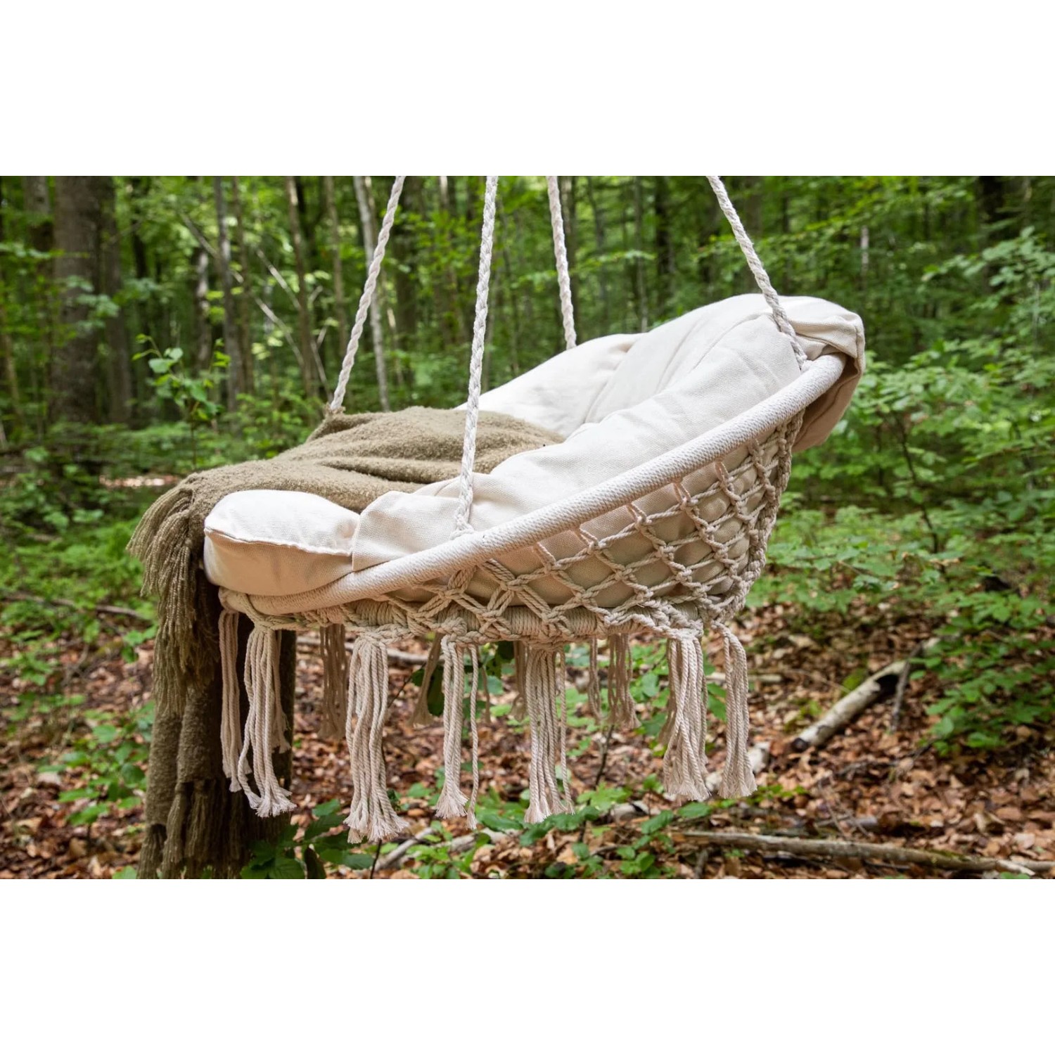 Hängender ebuy24 Hamtic Gartenstuhl mit Kissen, weiß, im Garten.