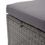 Detailaufnahme: Graue Poly-Rattan Sitzbank G16 mit dunklem Kissen. Gartenbank für Terrasse und Garten.