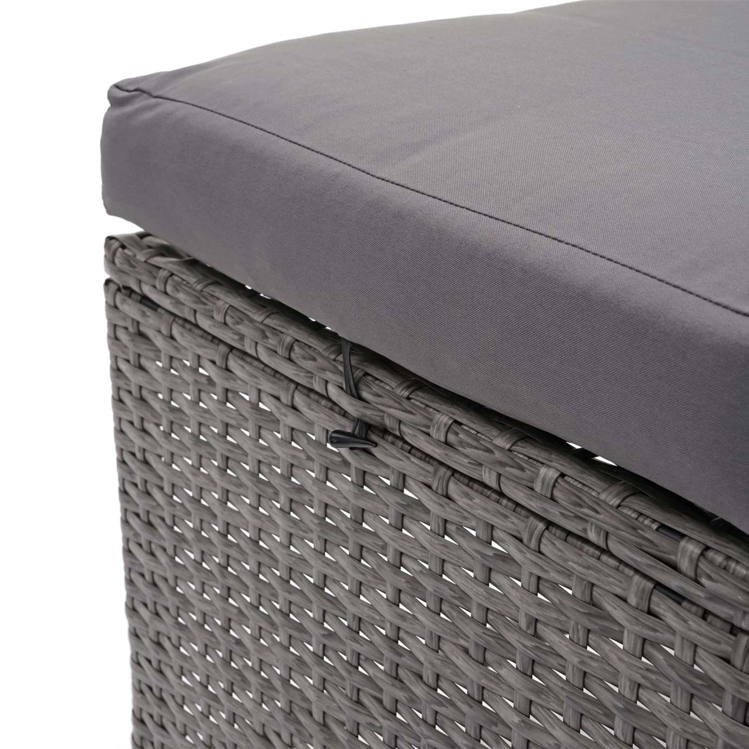 Detailaufnahme: Graue Poly-Rattan Sitzbank G16 mit dunklem Kissen. Gartenbank für Terrasse und Garten.