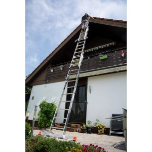 Krause Tribilo Vielzweckleiter (3x9) als Anlegeleiter im Einsatz an Hauswand mit Person.