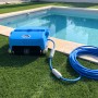 Summer Fun Orca 500 Poolroboter neben Pool auf Rasen mit Kabel.