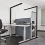 Moderne, dimmbare Arcchio LED Bürostehleuchte Jolinda in Schwarz über Schreibtischen im Büro.