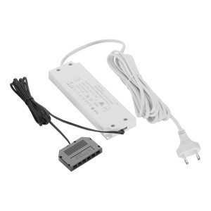Weißer SOTECH LED Transformator 12V 30W mit 6-fach Verteiler und Eurostecker für LED-Beleuchtung.