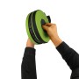 Faltbarer, grüner Calima Campinghocker, höhenverstellbar, Ø 25 cm, in der Hand gehalten.