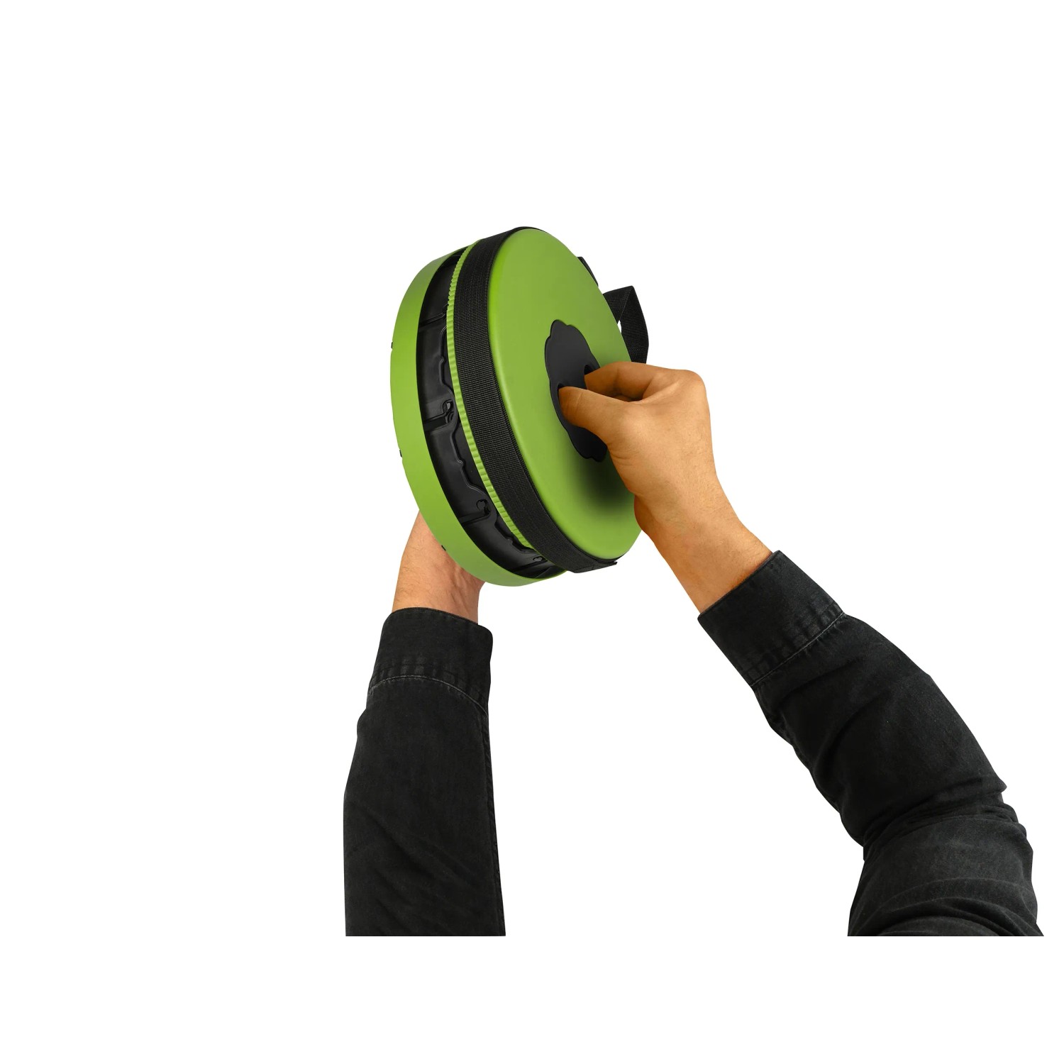 Faltbarer, grüner Calima Campinghocker, höhenverstellbar, Ø 25 cm, in der Hand gehalten.