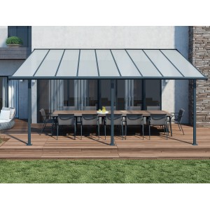 Graue Palram Canopia Terrassenüberdachung Sierra 555x295 cm mit Tisch und Stühlen.