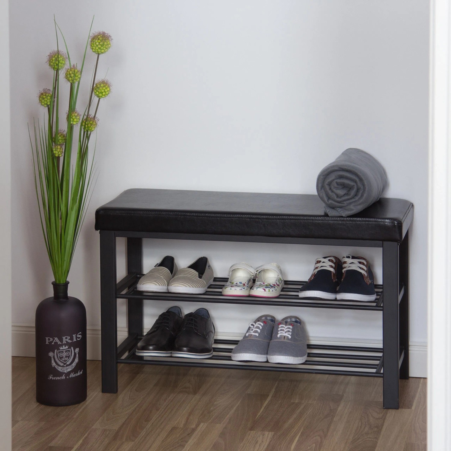 Schwarze Schuhbank mit gepolsterter Kunstleder-Sitzfläche und zwei Metallablagen. Praktisches Schuhregal für den Flur.
