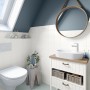 Badezimmer mit Baumwollweiß gestrichenen Möbeln mit Alpina Möbellack Bad & Küche.