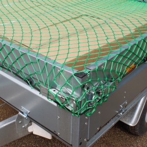 Grünes Ladungssicherungsnetz 1,5x2,2m auf PKW-Anhänger zur Ladungssicherung.