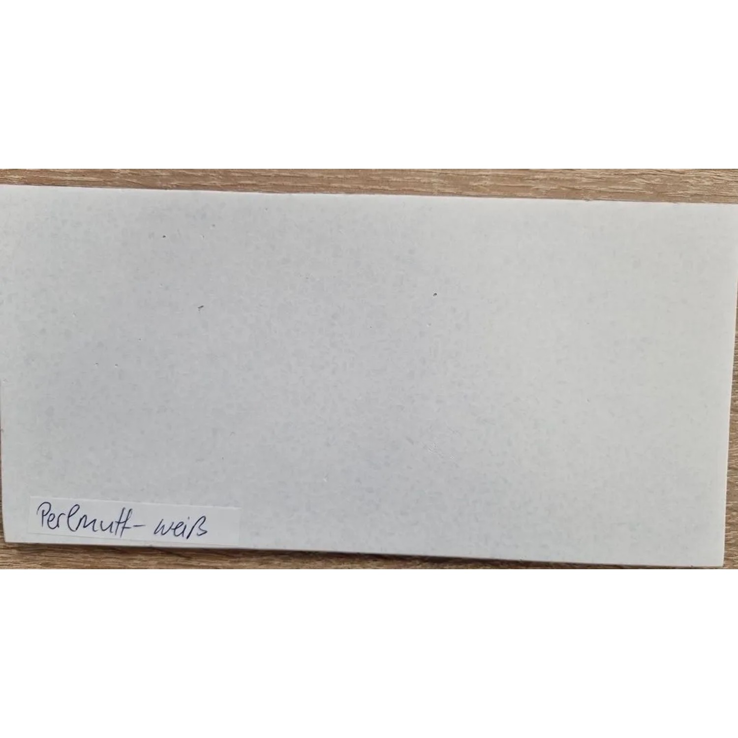 Detailaufnahme der Farbe Perlmutt-Weiß des Elegant Einrichten Pflanzkübel Fiberglas Säule.