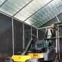 Innenansicht: Palram Metall-Gerätehaus Yukon mit Gartengeräten. Gerätehäuser bieten viel Stauraum.