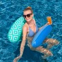 Frau entspannt mit der Bestway Pool-Hängematte Comfort Plush im Wasser.