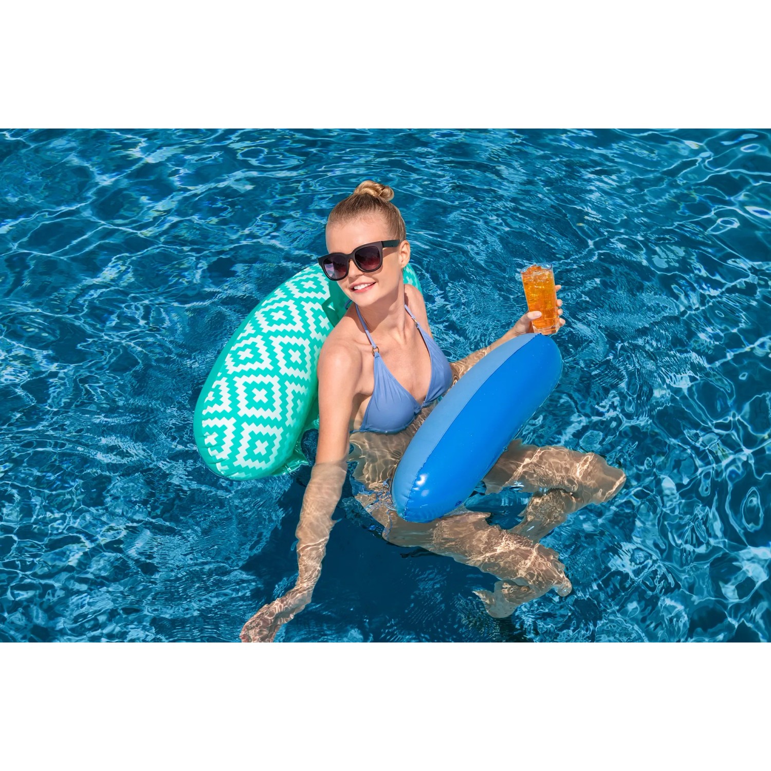 Frau entspannt mit der Bestway Pool-Hängematte Comfort Plush im Wasser.