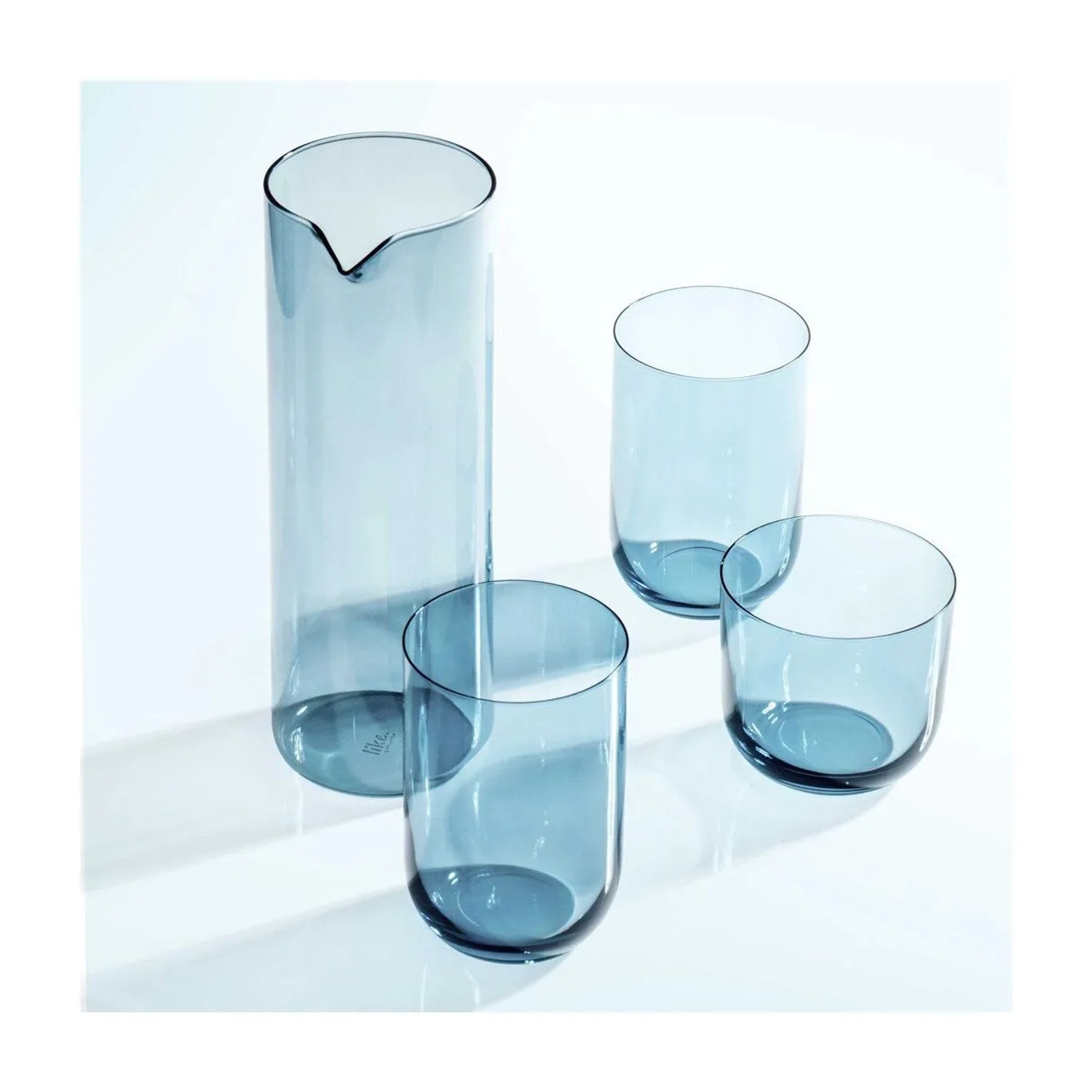5-teiliges Villeroy & Boch Trinkgläser-Set mit Karaffe, eisblau getönt. Modernes Glas-Geschirr.