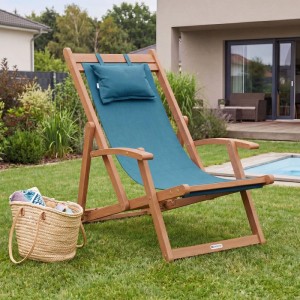 Juskys Akazienholz Strandliege Tavira Petrol im Garten, mit Kopfpolster und Korb.
