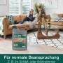 Bona Home Parkettlack Classic, glänzend, 4 l Kanister im Wohnraum mit Kindern auf dem Sofa.