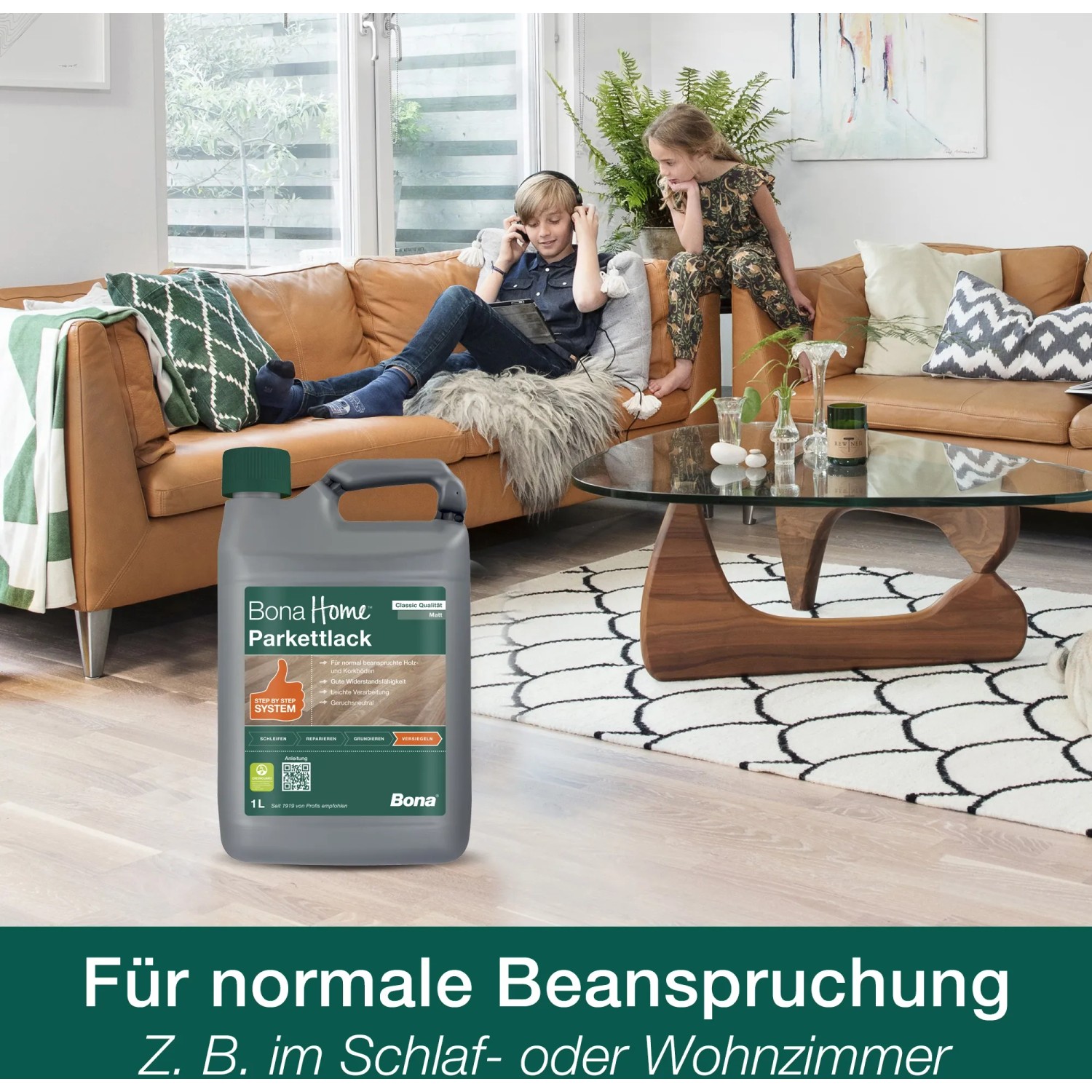 Bona Home Parkettlack Classic, glänzend, 4 l Kanister im Wohnraum mit Kindern auf dem Sofa.