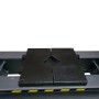 Arbeitsfläche der DeTec. 12 Tonnen Hydraulikpresse mit zwei schwarzen Prismenauflagen und gelb-schwarzer Markierung.