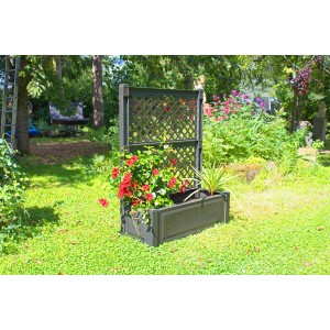 Anthrazitfarbener KHW Pflanzkasten mit Spalier, bepflanzt mit roten und grünen Pflanzen im Garten.