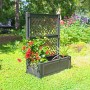 Anthrazitfarbener KHW Pflanzkasten mit Spalier, bepflanzt mit roten und grünen Pflanzen im Garten.