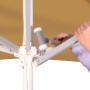 Detailaufnahme: Seilzugmechanik des sandfarbenen Schneider Marktschirms Jumbo Ø 400 cm.