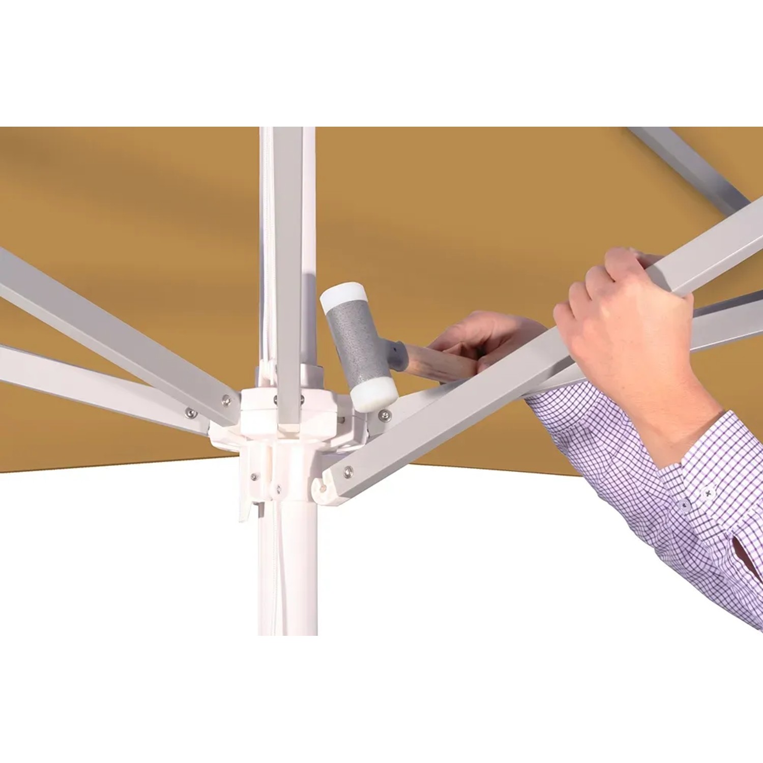 Detailaufnahme: Seilzugmechanik des sandfarbenen Schneider Marktschirms Jumbo Ø 400 cm.