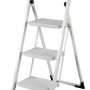 Weiße PROREGAL Klappleiter mit 3 Stufen aus Metall, ideal als Haushaltsleiter.