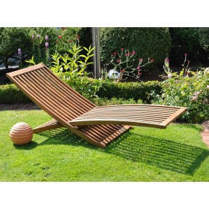 Leco Sonnenliege Grazia aus Eukalyptusholz mit grauer Auflage im Garten.