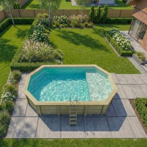 ALTANKA Holzpool Nemo, achteckig, sandfarben, mit Liegefläche im Garten. Holzkonstruktion, umgeben von Rasen und Platten.