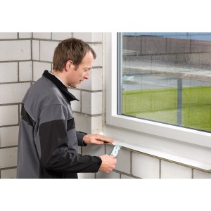 Anwendung von Siga Fentrim IS 20 Klebeband am Fensterrahmen zur Dämmung. Dämmstoffzubehör.