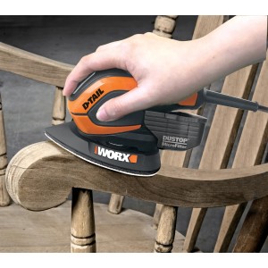Worx Multischleifer WX648 mit 65 W beim Schleifen eines Holzstuhls.