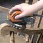 Worx Multischleifer WX648 mit 65 W beim Schleifen eines Holzstuhls.