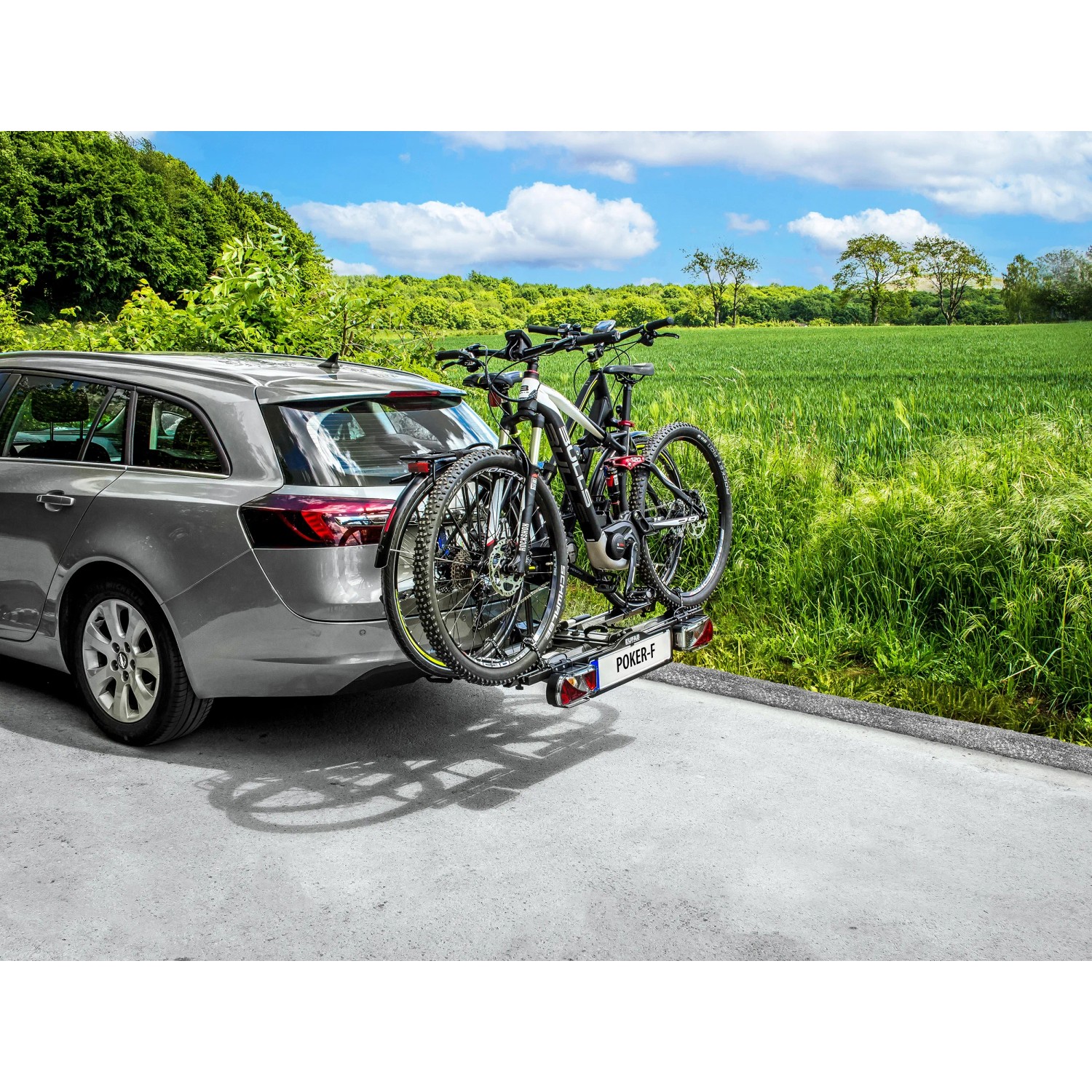 Eufab Fahrradträger Poker-F am Auto mit zwei Fahrrädern. Kupplungsträger für Anhängerkupplung.