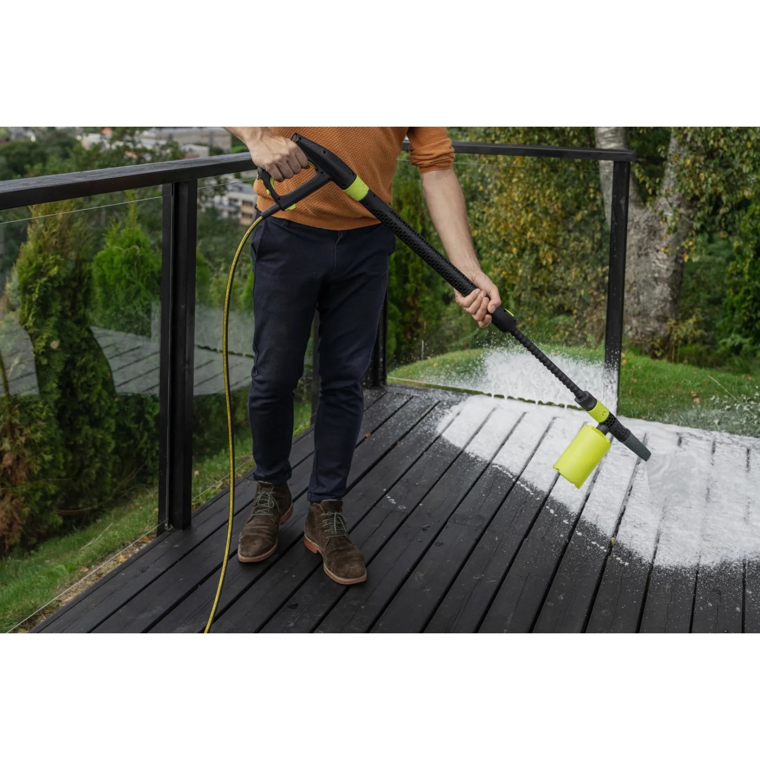 AVA Evolution P80 Hochdruckreiniger im Einsatz beim Reinigen einer Holzterrasse.