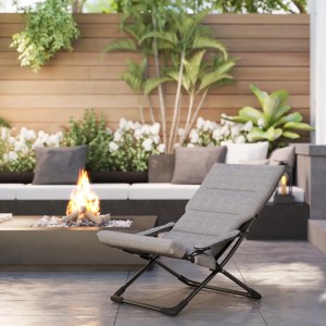 Grauer Outsunny Klappstuhl aus Stahl und Textilene. Bequemer Gartenstuhl mit Kissen und modernem Design.