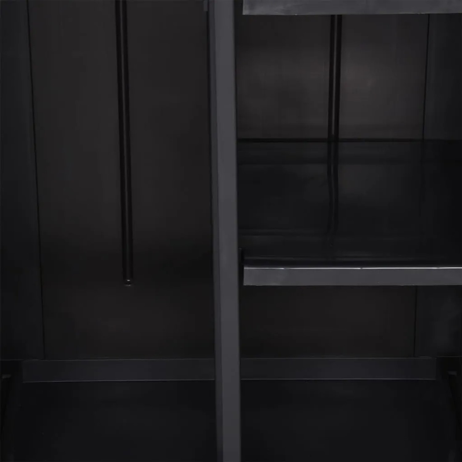Schwarzer vidaXL Gartenschrank (65x45x172 cm) mit Ablagen und Besenhalter.