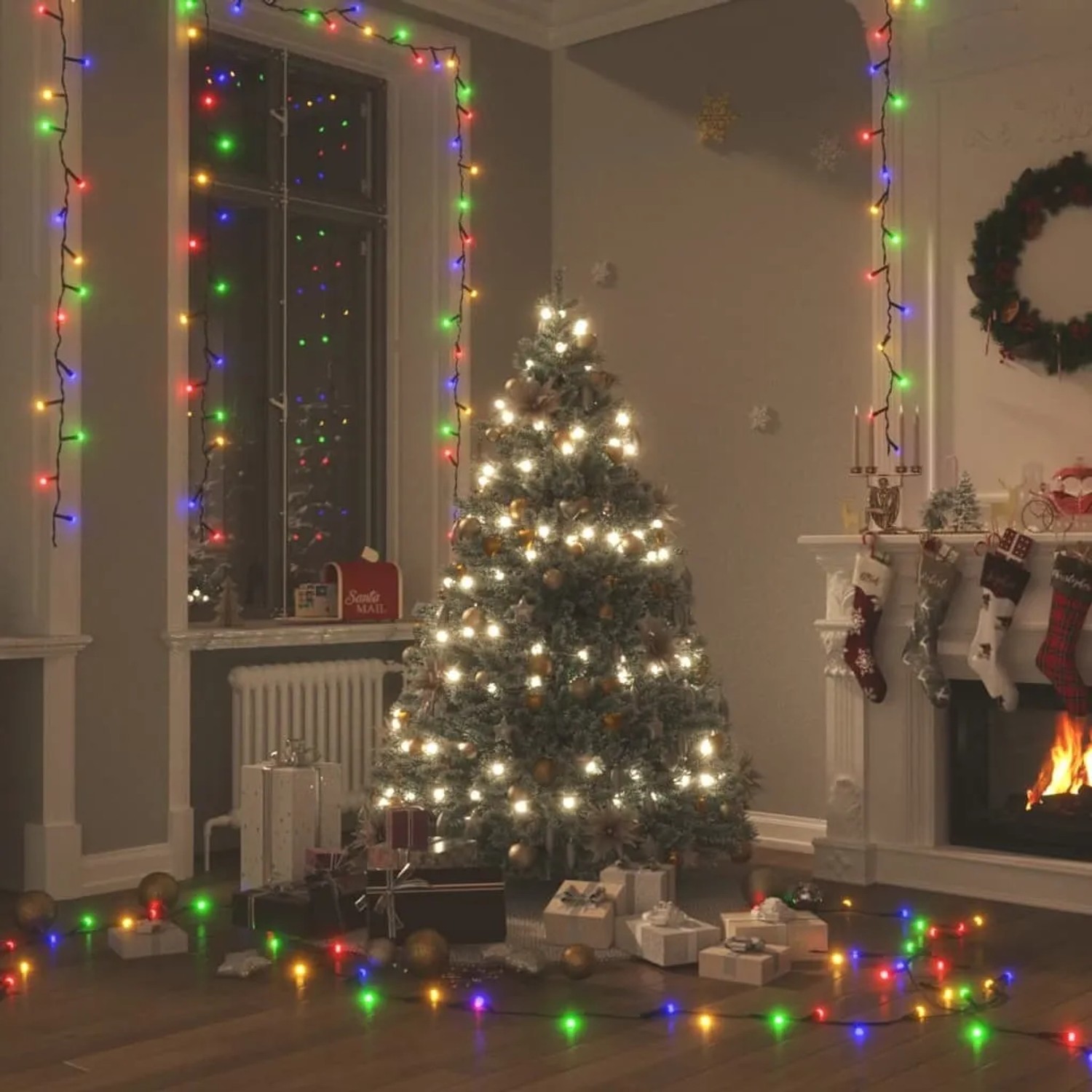 Mehrfarbige LED Lichterkette (15 m) von vidaXL, dekoriert Weihnachtsbaum und Fenster.