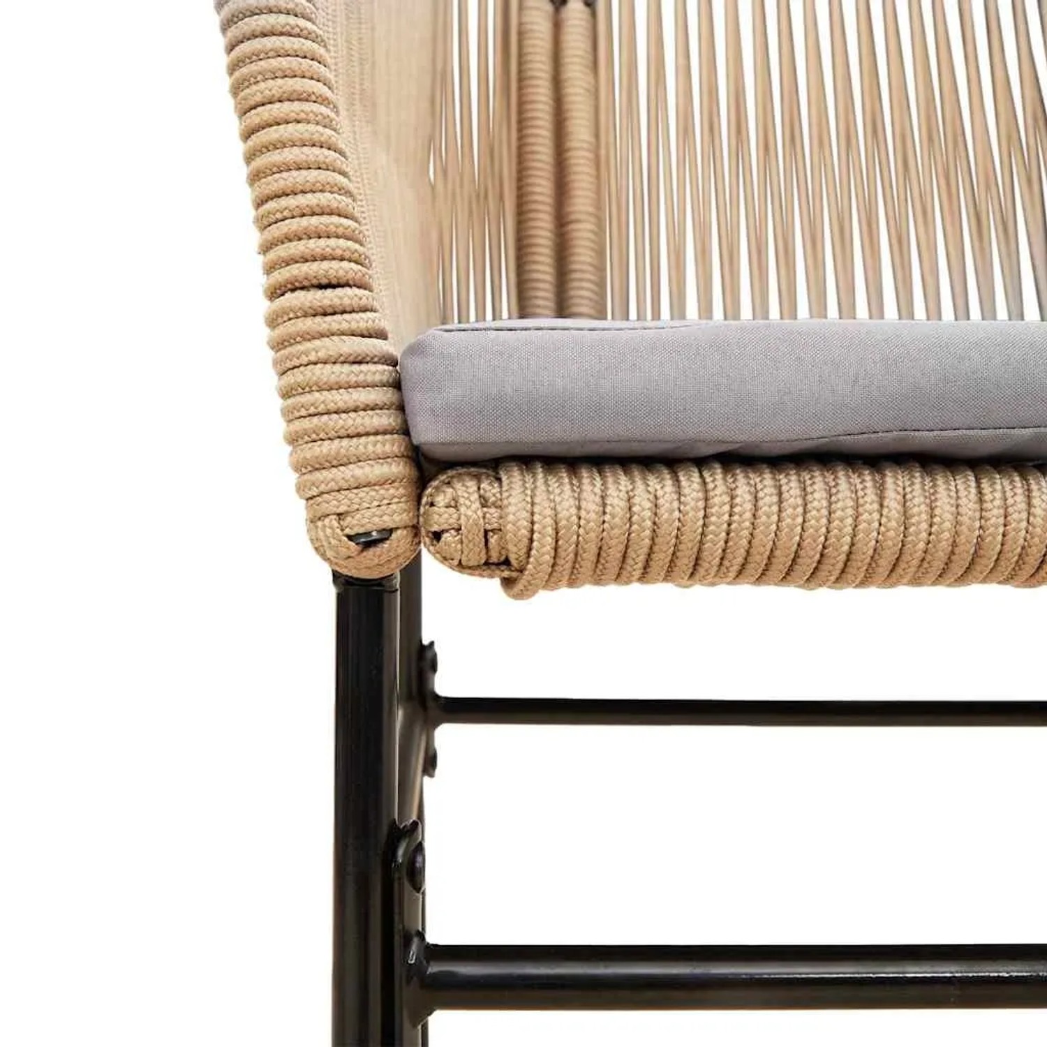 Detailansicht: Gartenstuhl der vidaXL 9-tlg. Essgruppe aus braunem Rattan mit grauem Kissen.