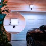 Anthrazitfarbener Philips LED-Außenstrahler mit Sensor, 4500 Lumen, montiert an einer Garage.