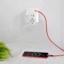 Weißer Steckdosen-Adapter mit USB-A, USB-C und Schutzkontakt-Steckdose lädt rotes Smartphone.