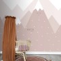 ESTAhome Fototapete Berge Altrosa (200x279 cm) im Kinderzimmer mit Babybett und Teppich.