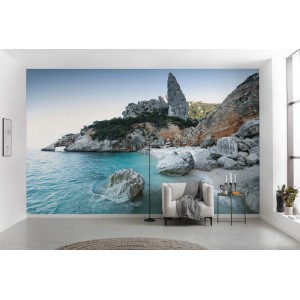 Vlies Fototapete Beach Tales mit Strandmotiv, Felsen und türkisblauem Wasser.