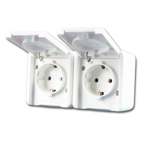 Weiße TEM Fontana Doppelsteckdose horizontal, 250V 16A, IP44, mit Klappdeckel für Feuchträume.