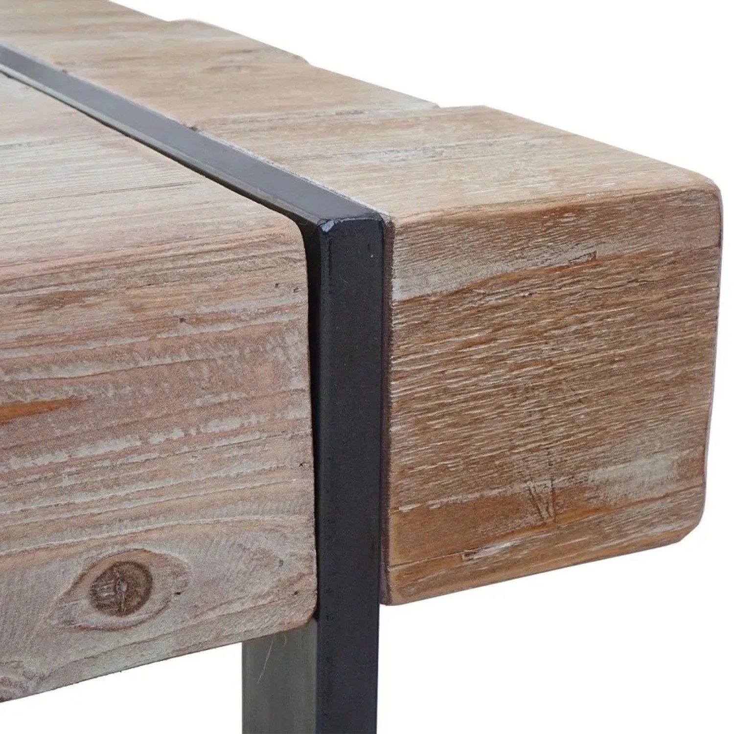 Detail einer Garderobenbank: Helle Tannenholzplanken mit Maserung und dunklen Metallstreifen. Industrial Look für Sitzbänke.