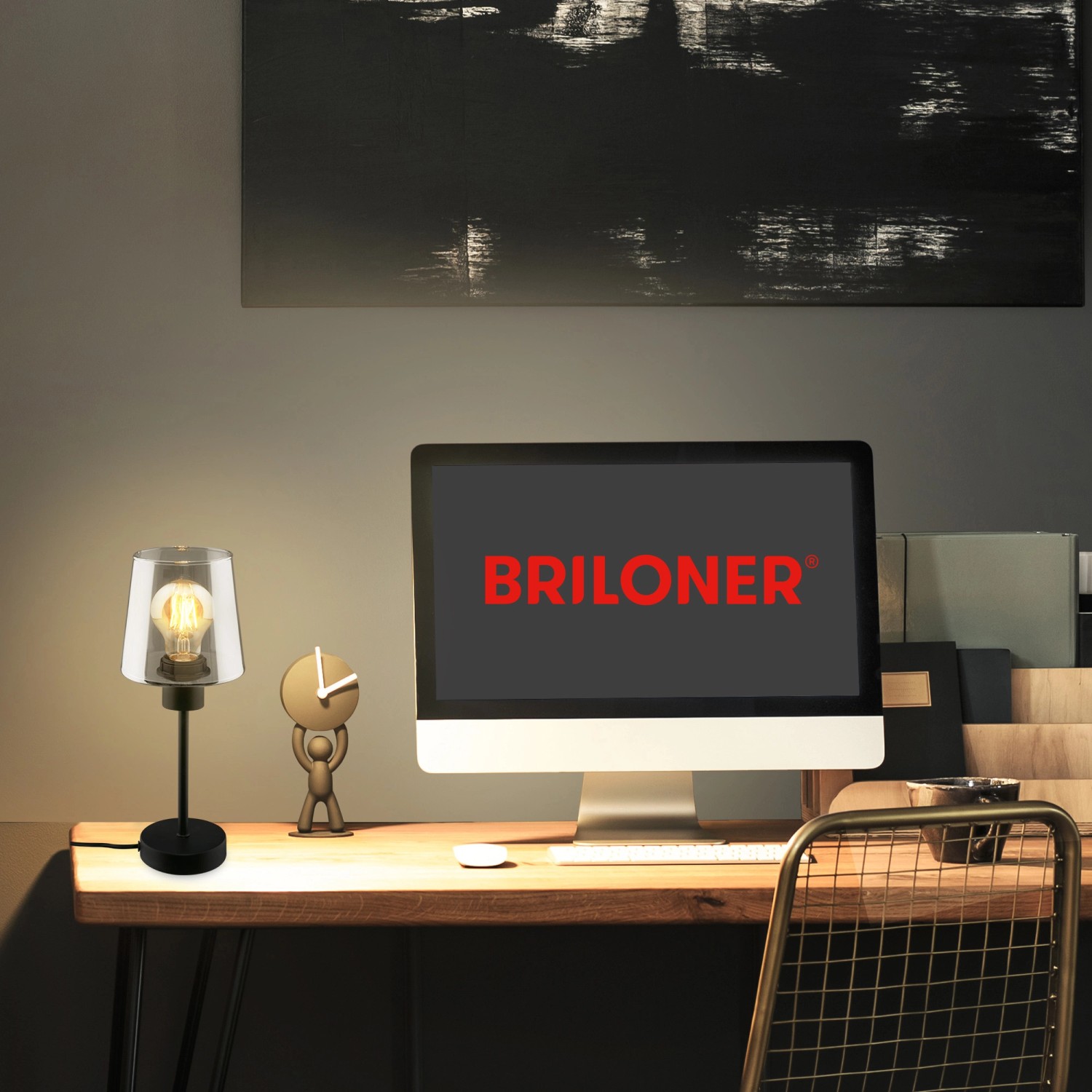 Brilo Tischleuchte Fumi mit Rauchglas auf Schreibtisch mit Deko und PC.