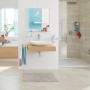 Modernes Badezimmer mit Tesa Glasablage Smooz (verchromt) über Waschbecken. Bad-Wandregal für Badutensilien.