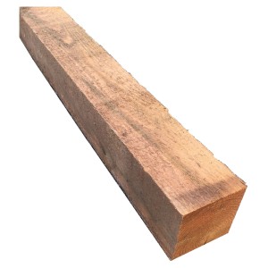 Brauner Zaunpfosten (210 cm) aus der Seeland-Serie, gefertigt aus sägerauer Kiefer/Fichte.