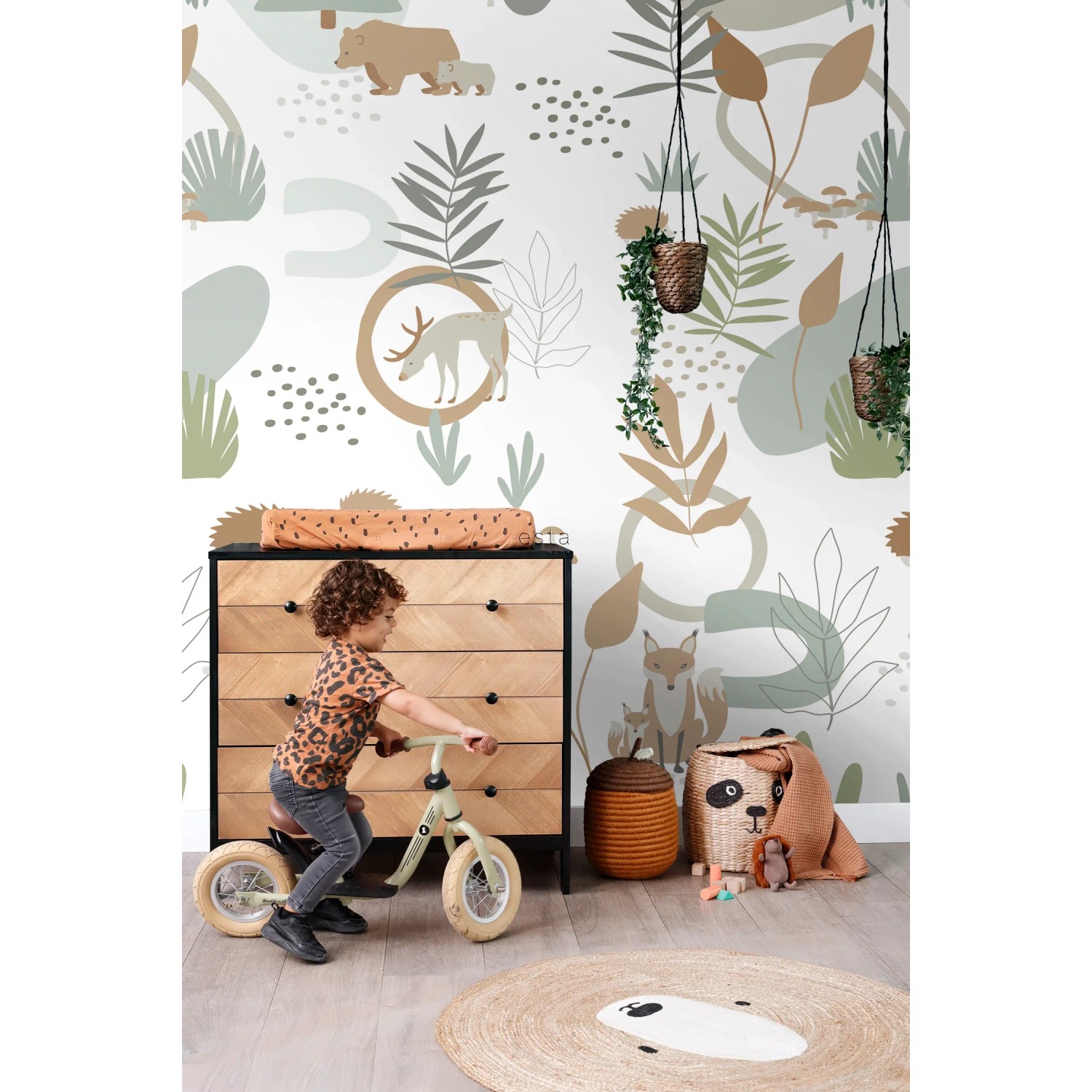 ESTAhome Fototapete Waldtiere in Graugrün/Beige im Kinderzimmer mit Kind auf Laufrad.