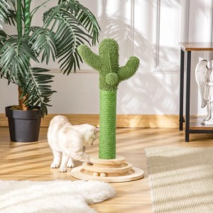 Katze spielt an grünem Kaktus Kratzbaum aus Sisal mit Holzkugel-Spielzeug. Kleiner Kratzbaum für Katzen.